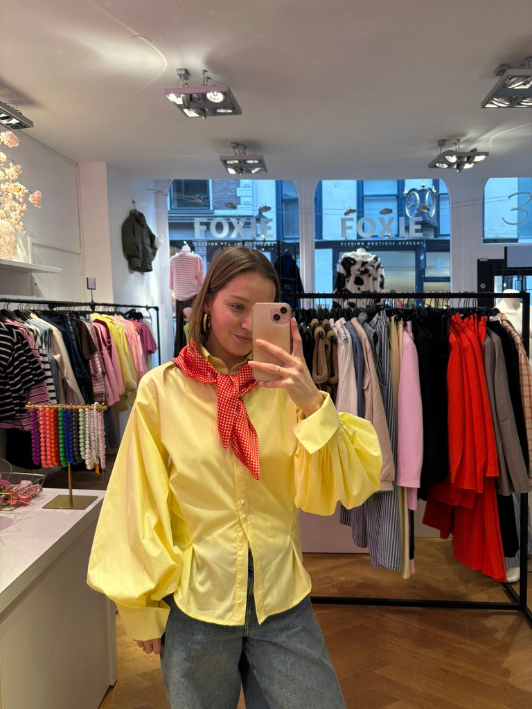 Fien getailleerde blouse geel
