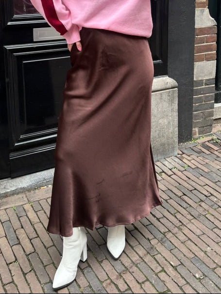 Jessy satijnen middellange rok bruin