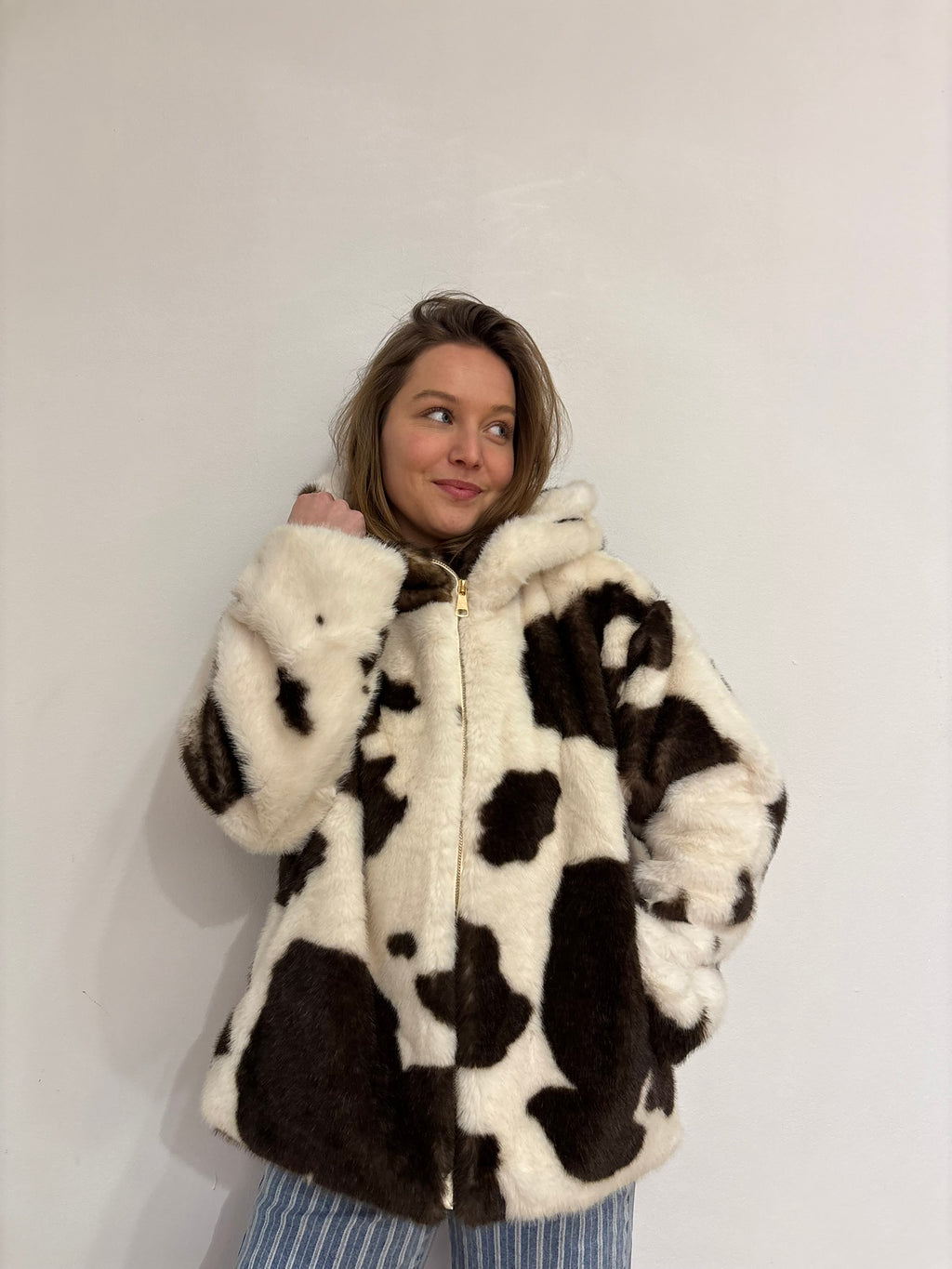 Mae faux fur jas koe print