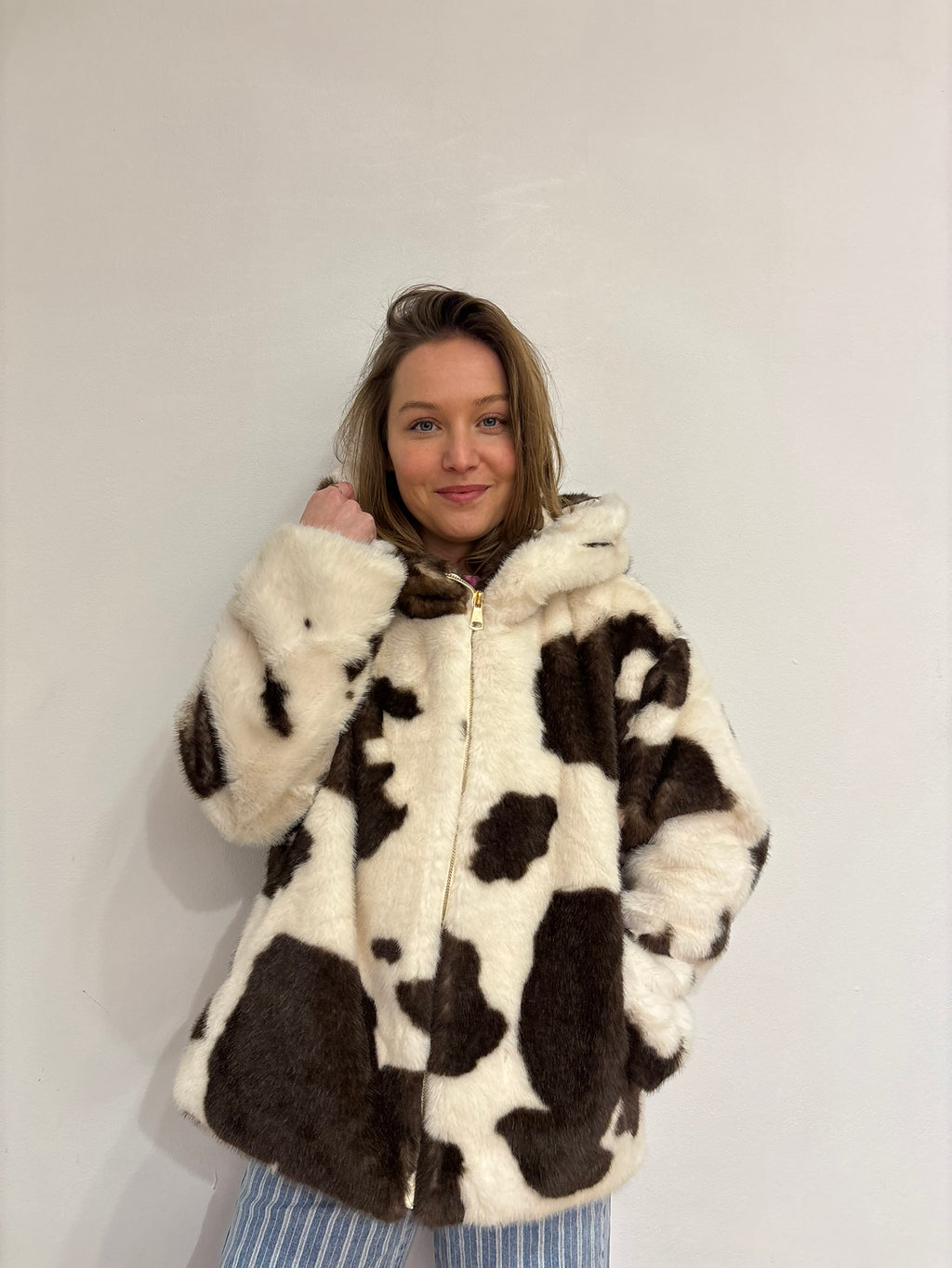 Mae faux fur jas koe print