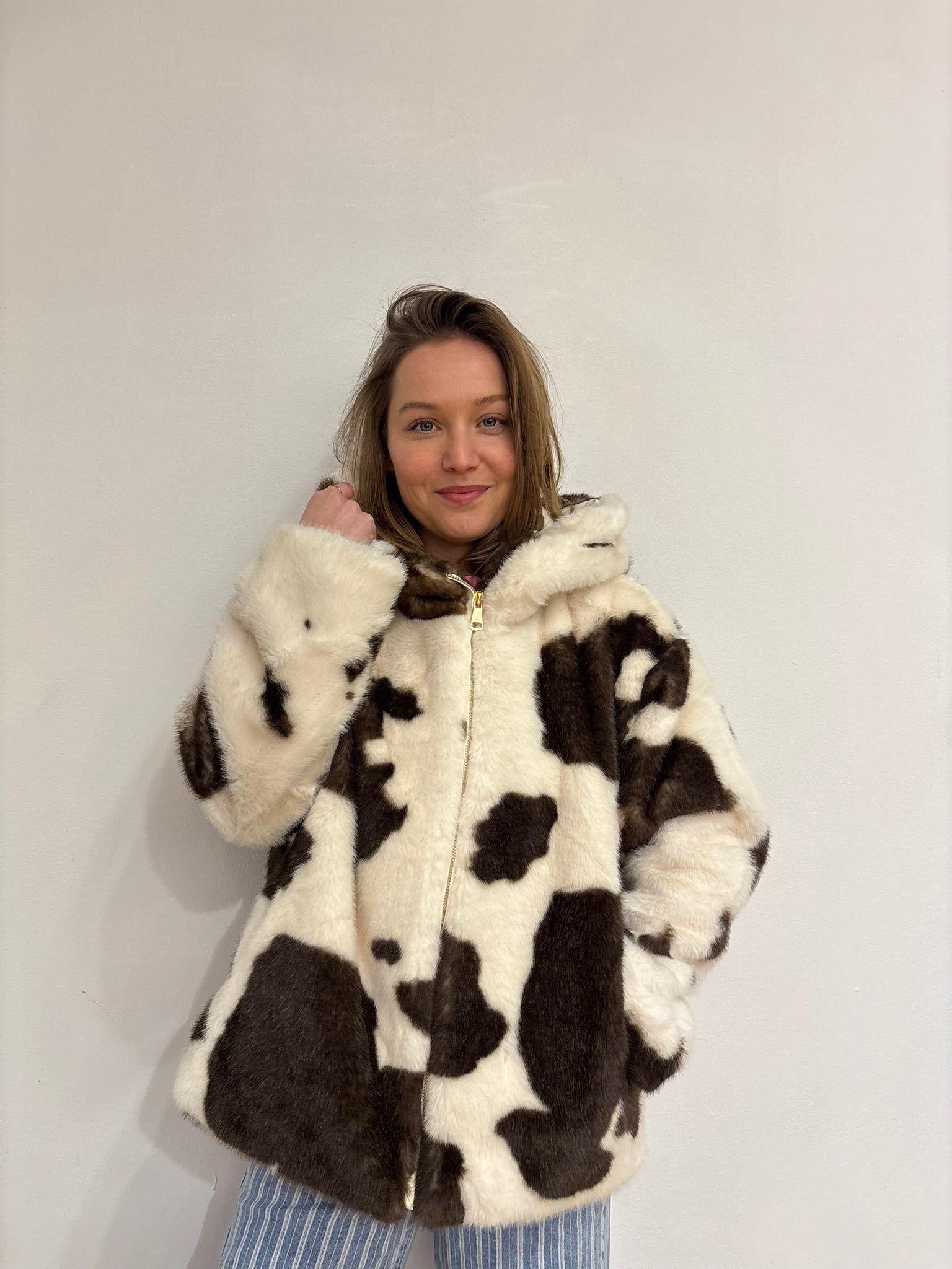 Mae faux fur jas koe print