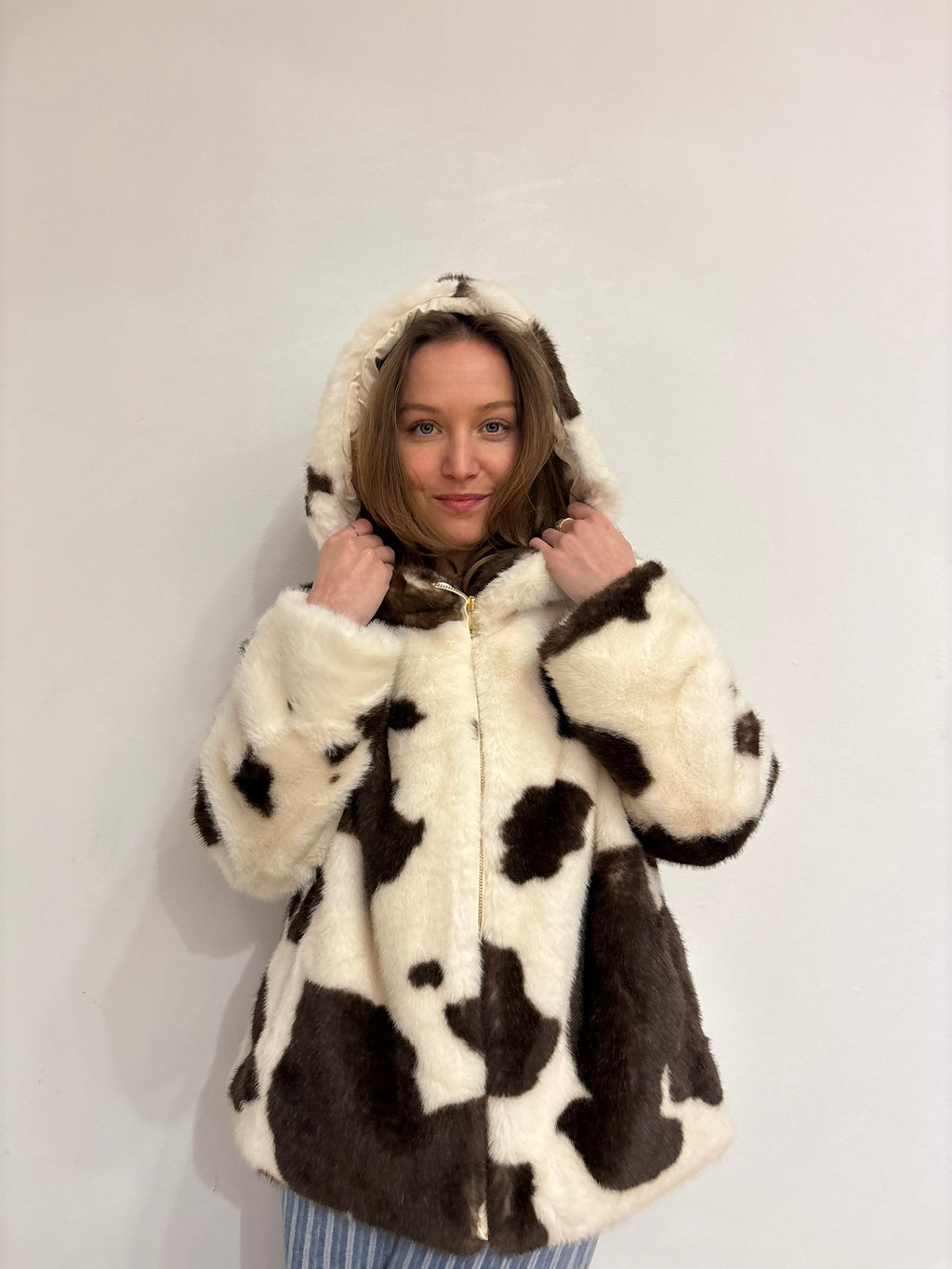 Mae faux fur jas koe print