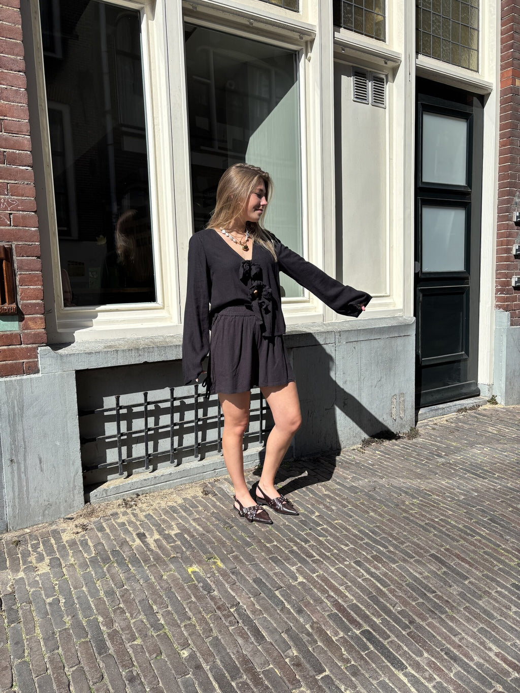 Leila strikjes linnen shorts zwart