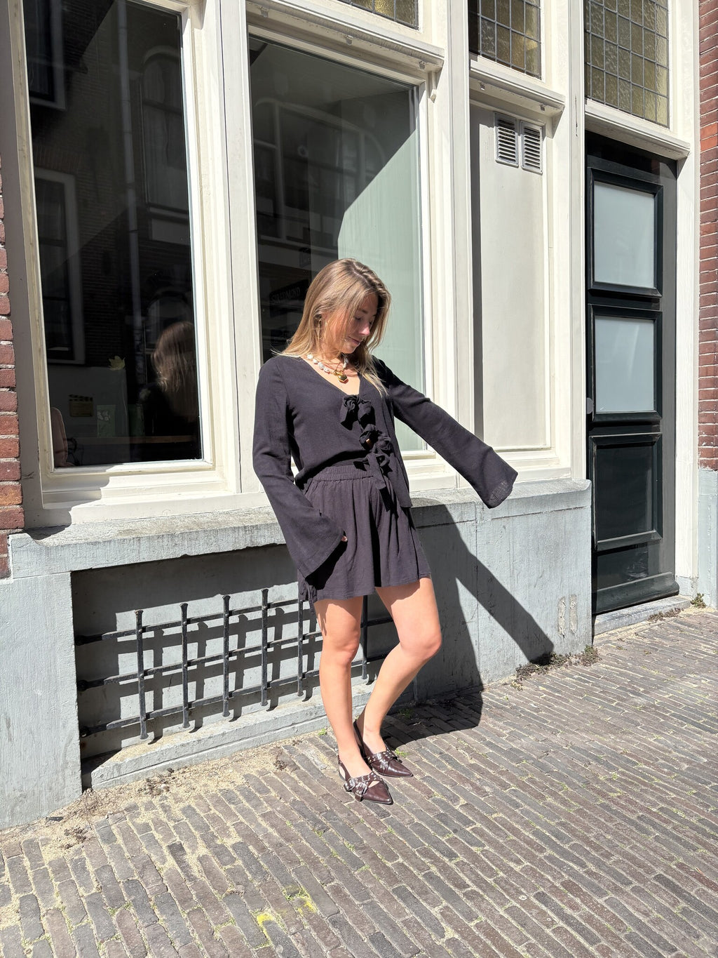 Leila strikjes linnen blouse zwart